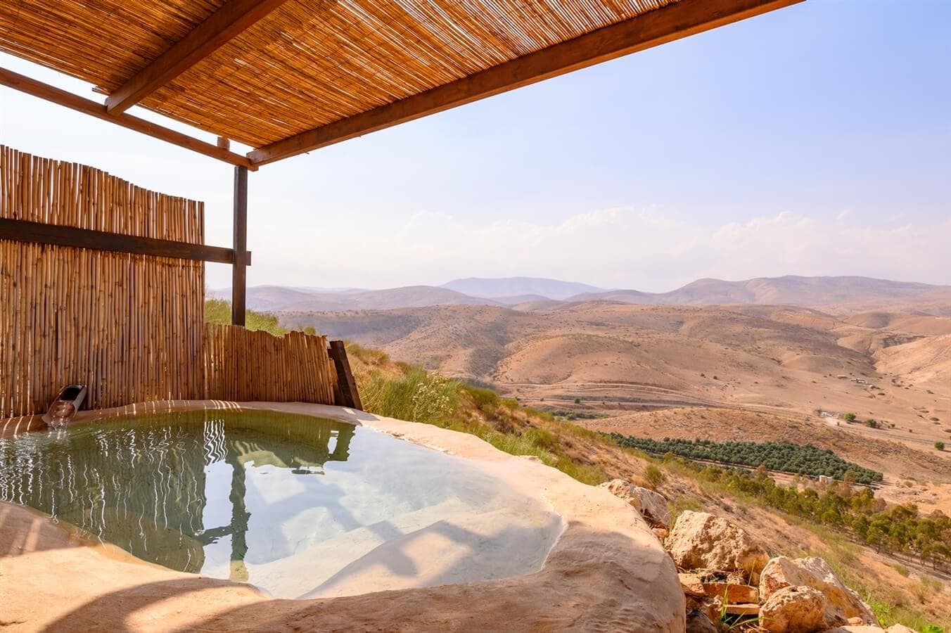 על הנוף בקתה מאדמה ואהבה